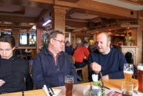 Holger und Jörg sind ganz ins intime Tischgespräch vertieft