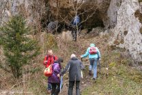 eine kleine Höhle am Beginn des Glastals wird von einem OWA-Spezialstenteam fachkundig erforscht