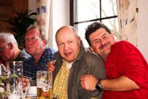 was Feldprälat Jürgen wohl gerade denkt? : "...die emmer, mit ihre saublede, gstellte Fotos!"