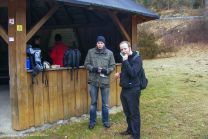 Florian ist ganz in sich gekehrt und Jörg betreibt Zahnhygiene