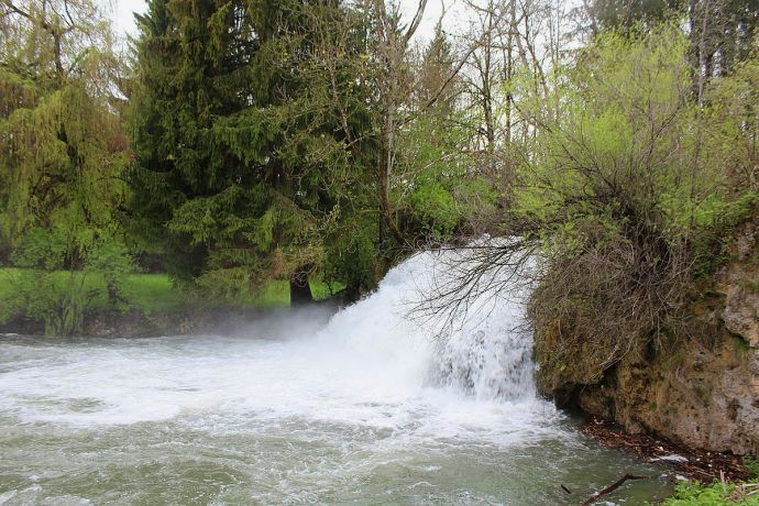 Wasserfall Gieß der Lauchert in Veringendorf bei Hochwasser (Foto: Th. Fink)