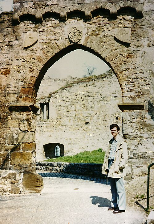 Wolfgang bezieht Stellung am Tor der Burg Löffelstelz