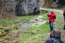 Hier beginnt das Glastal und der Hasenbach (Zwiefalter Aach) entspringt direkt an dem Felsen im Hintergrund