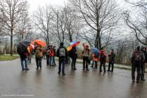 kurze Rast am Parkplatz: einige Schlechtwetter-Wanderer in der Warteschleife Richtung Messelstein