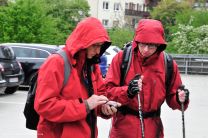 Kurti muss mit Benni nochmal die Marschroute auf seinem Wander-Navi checken, bevor es endlich losgeht