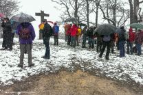 Winter-Chaos am Messelstein und heute mal keine guten Aussichten....bis auf Udo (links) der ein seltenes Foto-Motiv entdeckt hat: den Kuchalb-Jeti