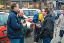 Joachim und Dietmar mit Holger beim morgentlichen Frühstücksplausch