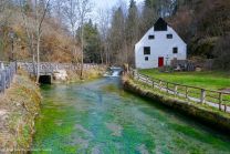 Hier mündet der Hasenbach in die Zwiefalter Ach - Aachursprung ist die Wimsener Höhle