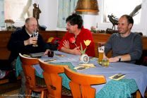 "Leut - bald gibts Mittagessa....aber zscherst mal - Proscht !!"