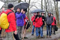 lauschende Zuhörer - sowie das OWA-Film- und Fototeam Hartmut und Udo bei der harten Tagesarbeit