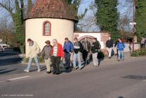 Heimsheim in der wärmendern Morgensonne - vom Parkplatz in die Innenstadt zum Einkauf