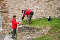 Tatort Burgruine Löffelstelz: Rudis Bemühungen den bevorstehenden Redefluss zu bewässern