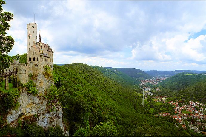 lichtenstein-mit-blick-auf-honau+unterhausen_1024x683