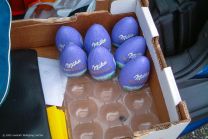 Objekt der Begierde und leckere Dickmacher aus dem Kofferraum: Milka-Pasteten-Eier warten auf ihre süchtigen Abnehmer