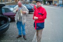 Werner richtet nochmal sein wärmendes Schälchen - Edgar hat dafür nur ein lässiges Grinsen übrig