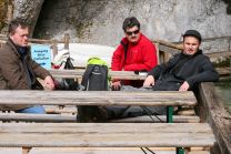 Erich, Wolfgang und Steffen warten auf das Boot zur Einfahrt in die Wimsener Friedrichshöhle