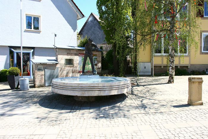 wikipedia-pfedelbacher-mainhardt-rathaus-brunnen_1200x800