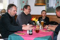 nette Tischrunde im Gasthof Zur Rose: Jürgen - Joachim - OWA-Neuzugang Felix und rechts sein (halber) Vadder