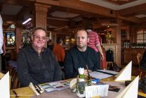 Bestellen und warten auf leckeres Mittagessen: Holger und Jörg