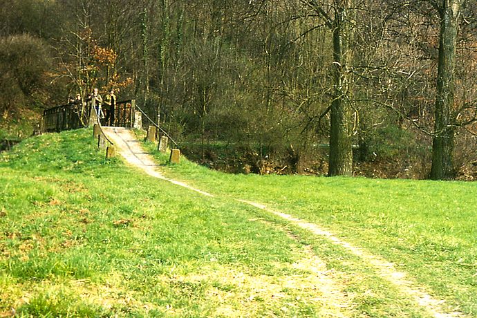 Hochgefährlich: Das erfolgreiche Überqueren der Enzbrücke