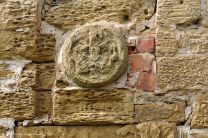 mittelalterliche Ornamente kunstvoll ins Mauerwerk integriert