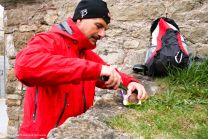 Rudi ist endlich fertig - im Anschluss folgt eine alte OWA-Tradition: Pasteteneier-Schlachtfest