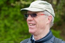 gut gelaunter Klaus-Peter im passenden Rentner-Käppi-Look