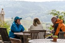Stärkung Im Burg-Cafe: Bigi lässt sich von Heidi und Edgar gut unterhalten...