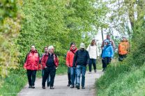 eine kunterbunte Wandertruppe auf dem Weg nach Kürnbach