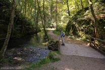 Das Glastal - zwischen steilen Felsen mit glasklarem Wasser (Foto: Albwanderung 2016 mit meinem Freund Werner Braun ✝︎)